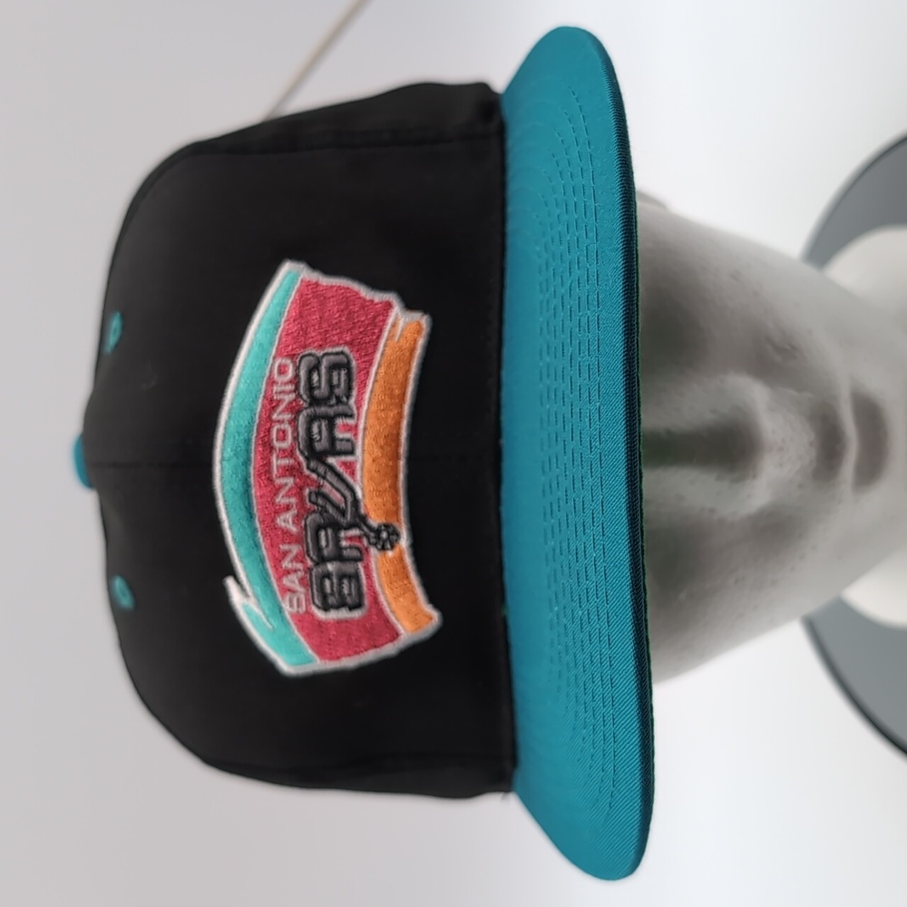 The Cap| NWT Vintage NBA San Antonio Spurs Black Sports Cap Snap Back Green Brim